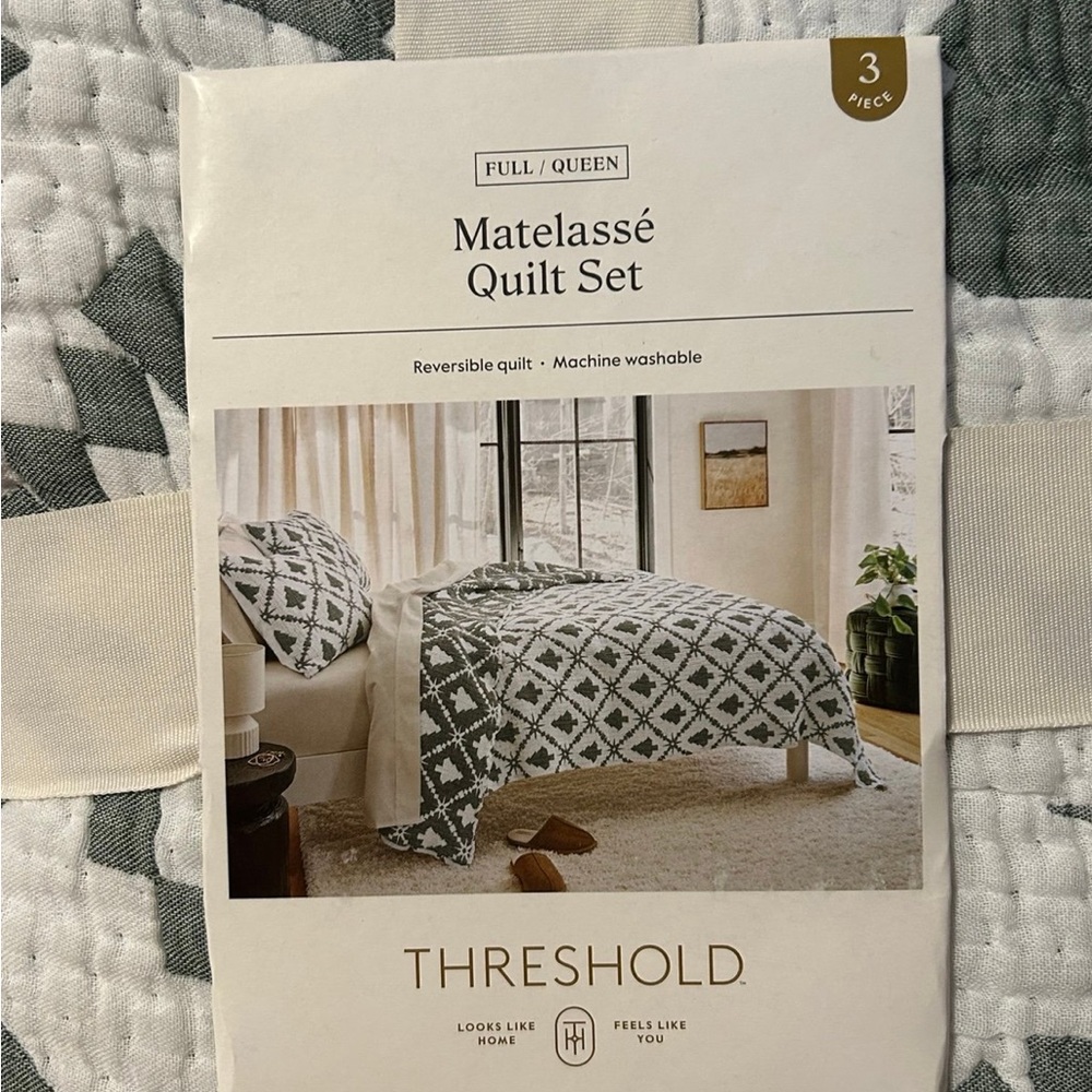 NWT Threshold Tree Pattern Matelasse Full Queen quilt set- Green and White - Picture 10 of 10